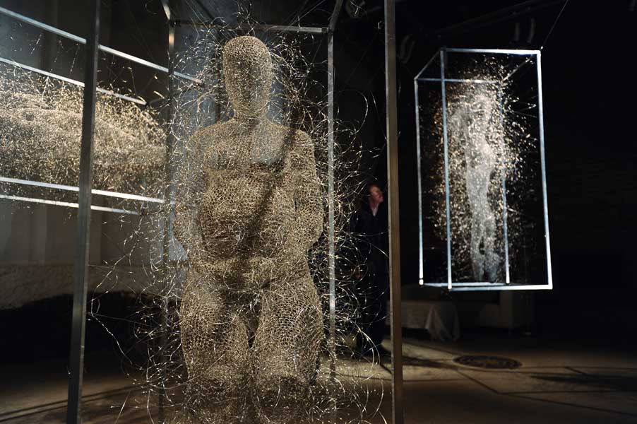 Overview exhibition wire sculptures Nadia Zubareva.