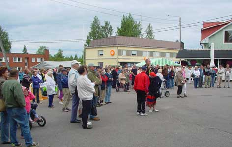 on the market place a large number of people are attending the awarding of Marja de Jong