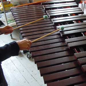 The sound of the instrument depends on the used sticks.