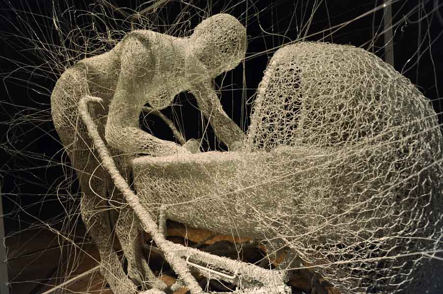 Mom, a wire sculpture by Nadia Zubareva.