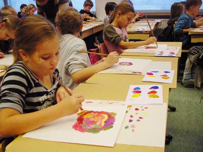 During the process children are concentrated and in dialogue with the own painting.