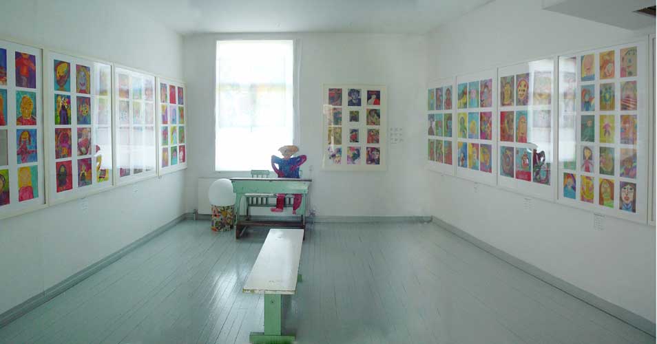 Exhibition with child art in the allaprimA MuseuM.